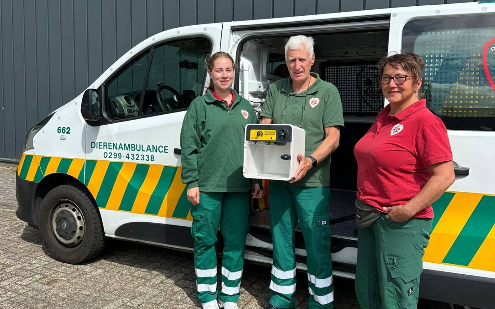 Vrijwilligers van Dierenambulance Waterland voor de ambulance